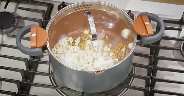 Cooking popcorn on the stove